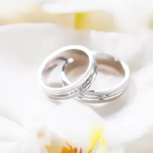 結婚指輪と婚約指輪の違いとは？のサムネイル
